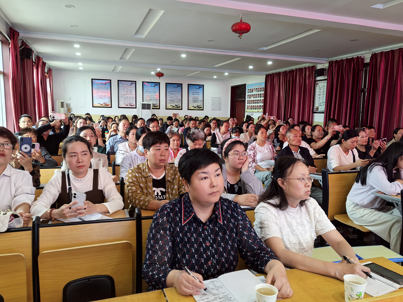  您好，一年级！家长，家长，预备起！——驻马店市第十一小学举行一年级新生家长讲座
