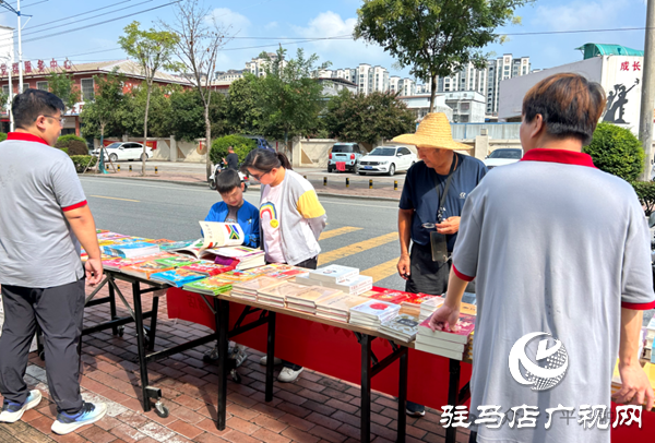 “书香河南” 第四届全民阅读大会平舆分会场惠民书展活动举行