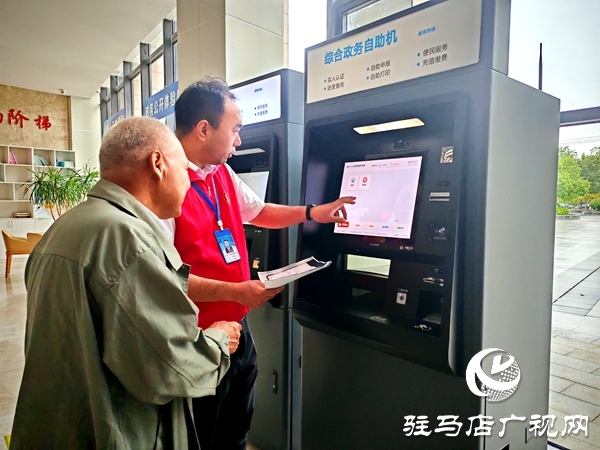 平舆县政务服务大厅：“红马甲”飘动处 政务服务暖人心