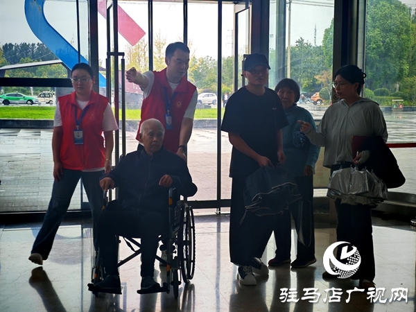 平舆县政务服务大厅：“红马甲”飘动处 政务服务暖人心