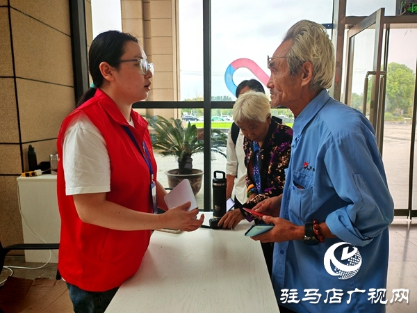 平舆县政务服务大厅：“红马甲”飘动处 政务服务暖人心