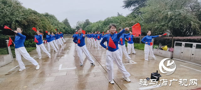 驿城区小游园健身操点亮居民生活
