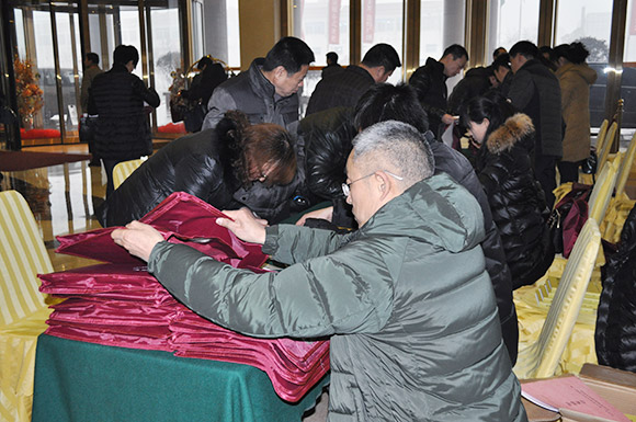 市政协三届三次会议委员今天报到